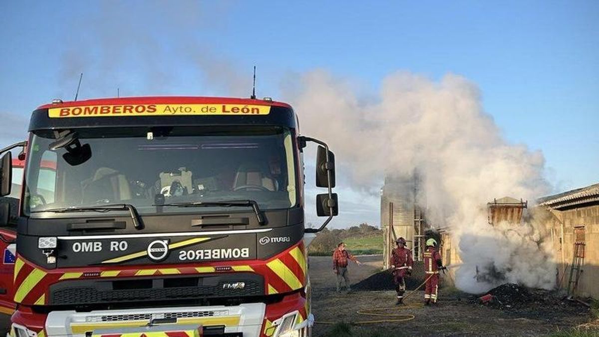 Los bomberos sofocan un incendio desatado en una nave avícola de un pueblo de Valdefresno