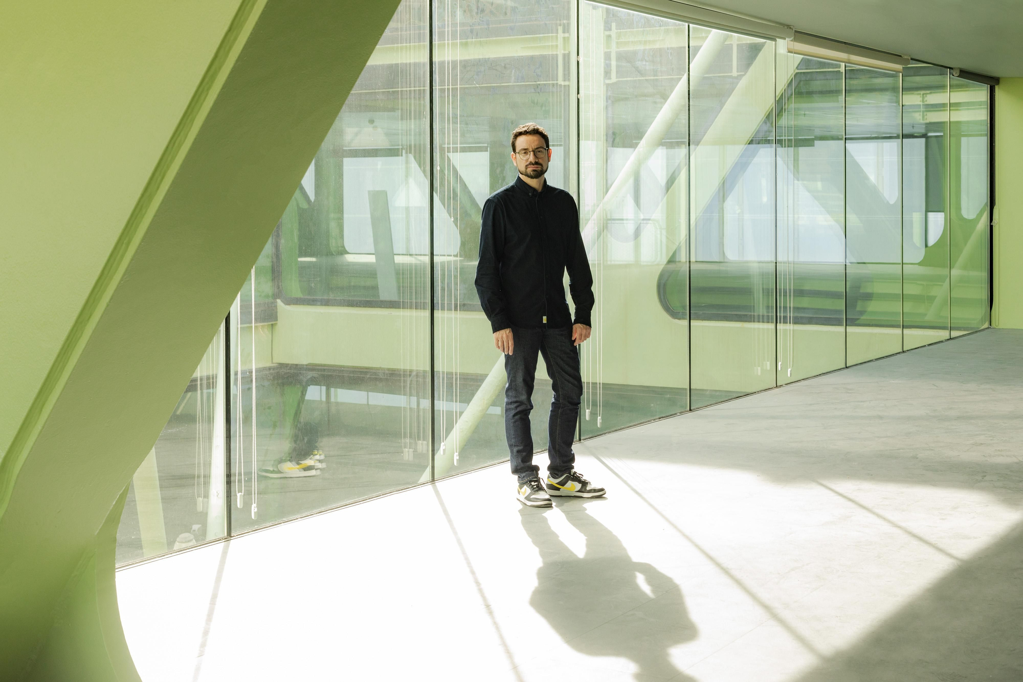 Carlo Padial, posando en un lugar moderno