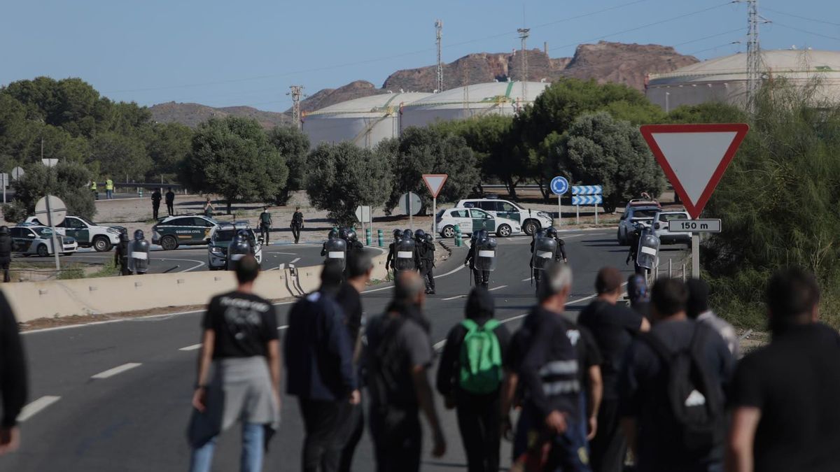 Policías y trabajadores este martes en Escombreras