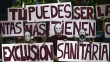 Imagen de archivo. Voluntarios de Amnistía Internacional, Médicos del Mundo, Red Acoge, SemFYC, Sespas y Odusalud durante una protesta