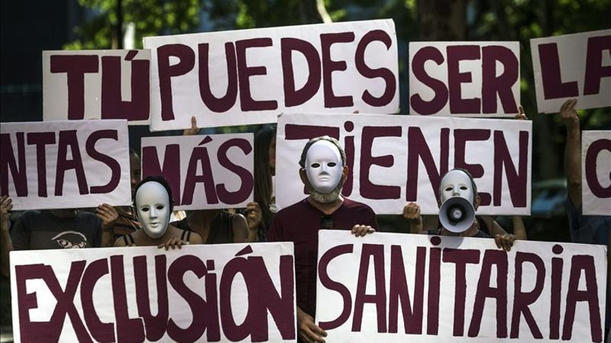Imagen de archivo. Voluntarios de Amnistía Internacional, Médicos del Mundo, Red Acoge, SemFYC, Sespas y Odusalud durante una protesta