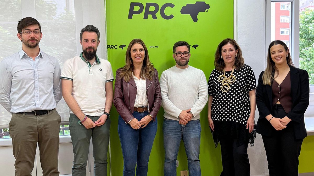Miembros de las Juventudes Regionalistas posan con la candidata autonómica del PRC.