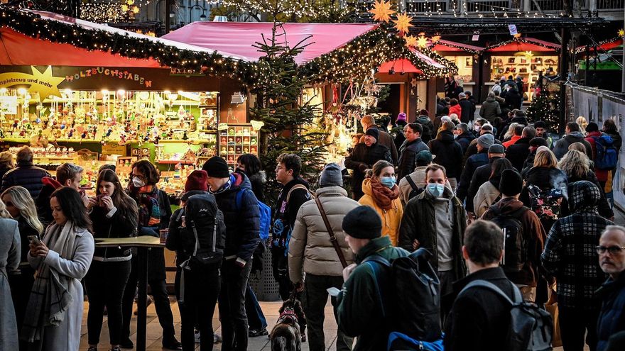 Visitantes en el mercado navideño de Colonia, Alemania.