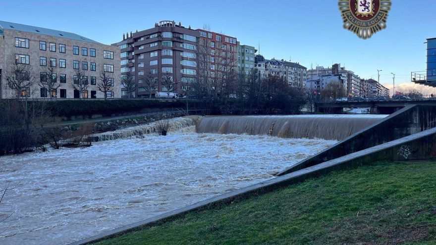 Caudal del río Bernesga a su paso por la ciudad de León.