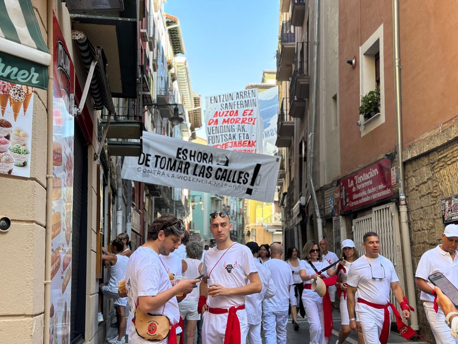 Calle Navarreria el día del chupinazo de 2026