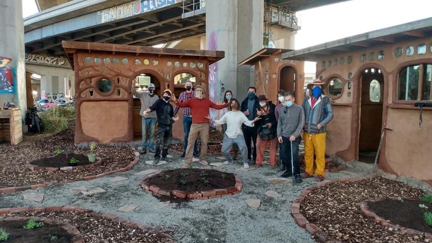 Las personas sin hogar de Oakland que estaban hartas de no tener un techo y construyeron su propia aldea