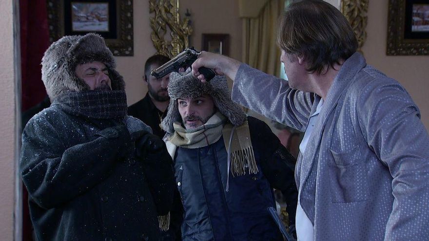 Yuri apunta con una pistola a Antonio Recio