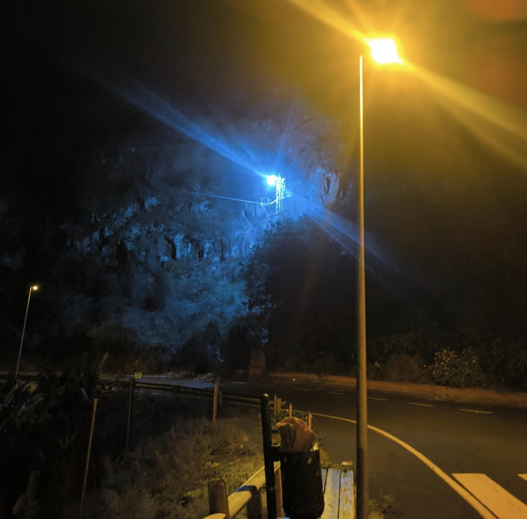 Chispas en un punto del tendido eléctrico situado en el barranco del Carmen, en el municipio de Santa Cruz de La Palma.