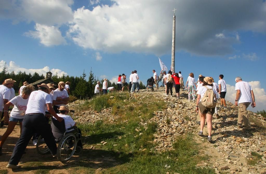Gra ambiente jacobeo y romero en la Cruz de Fierro.
