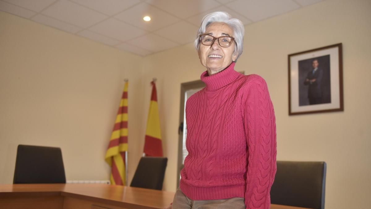 La alcaldesa, Herminia Ballestín, en el salón de plenos del Ayuntamiento de Angüés.