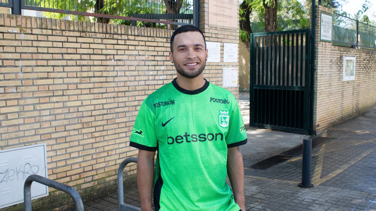 Sebastián, joven de origen colombiano que vota por primera vez en las elecciones autonómicas de Andalucía desde El Cerro, en Sevilla.
