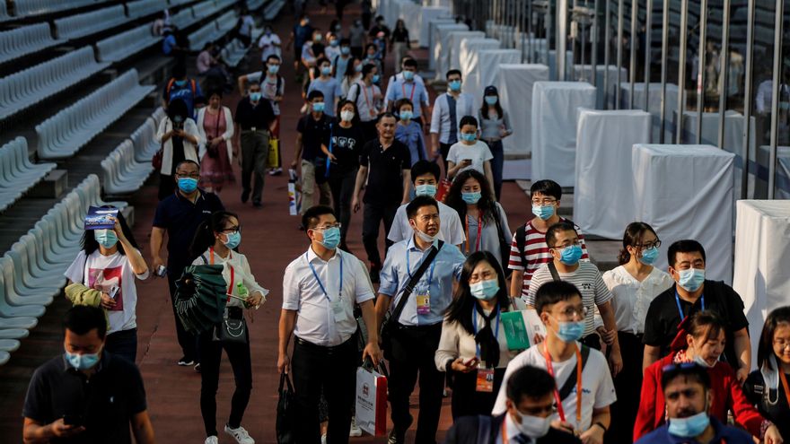 Visitantes con máscaras protectoras en la Feria Internacional del Comercio de Servicios de China 2020 (CIFTIS) en Pekín, China.EFE/EPA/WU HONG