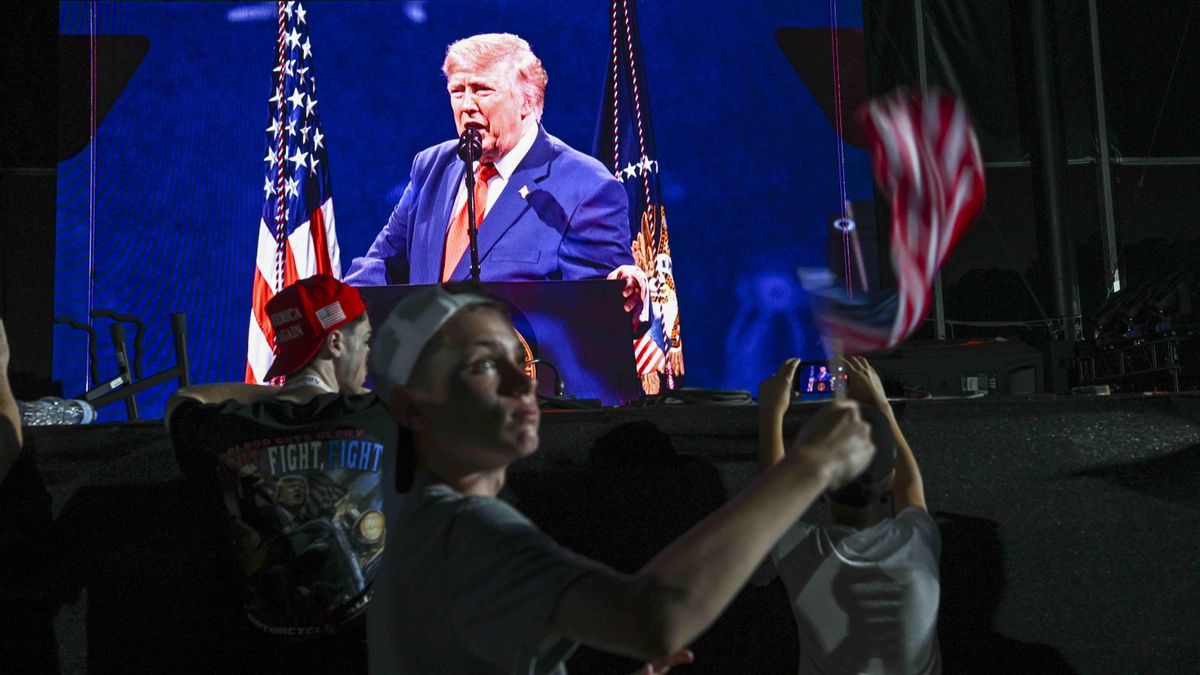 Espectadores observan el discurso de Donald Trump antes del espectáculo de fuegos artificiales del Día de la Independencia en el National Mall de Washington.