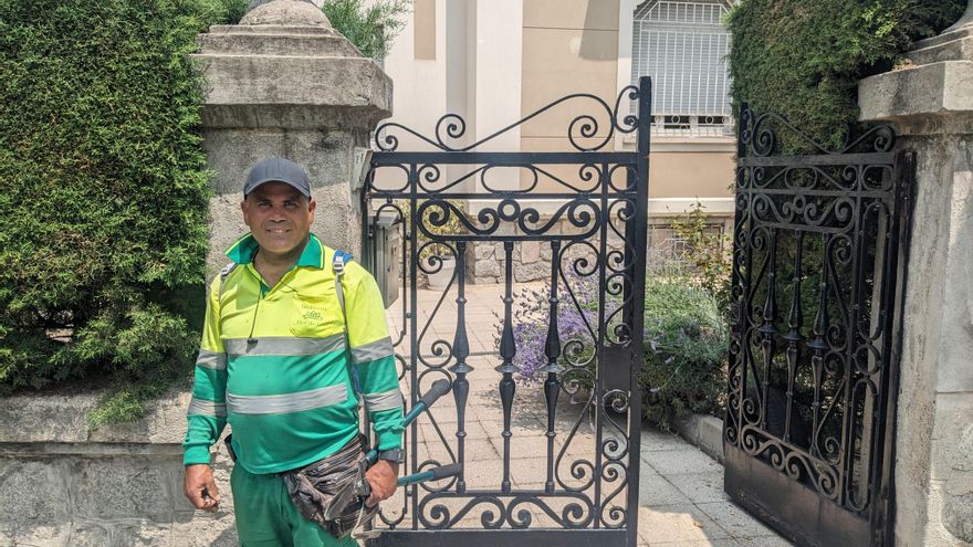 Odalis Medina es operario de jardinería y lleva en su mochila agua y protección solar.