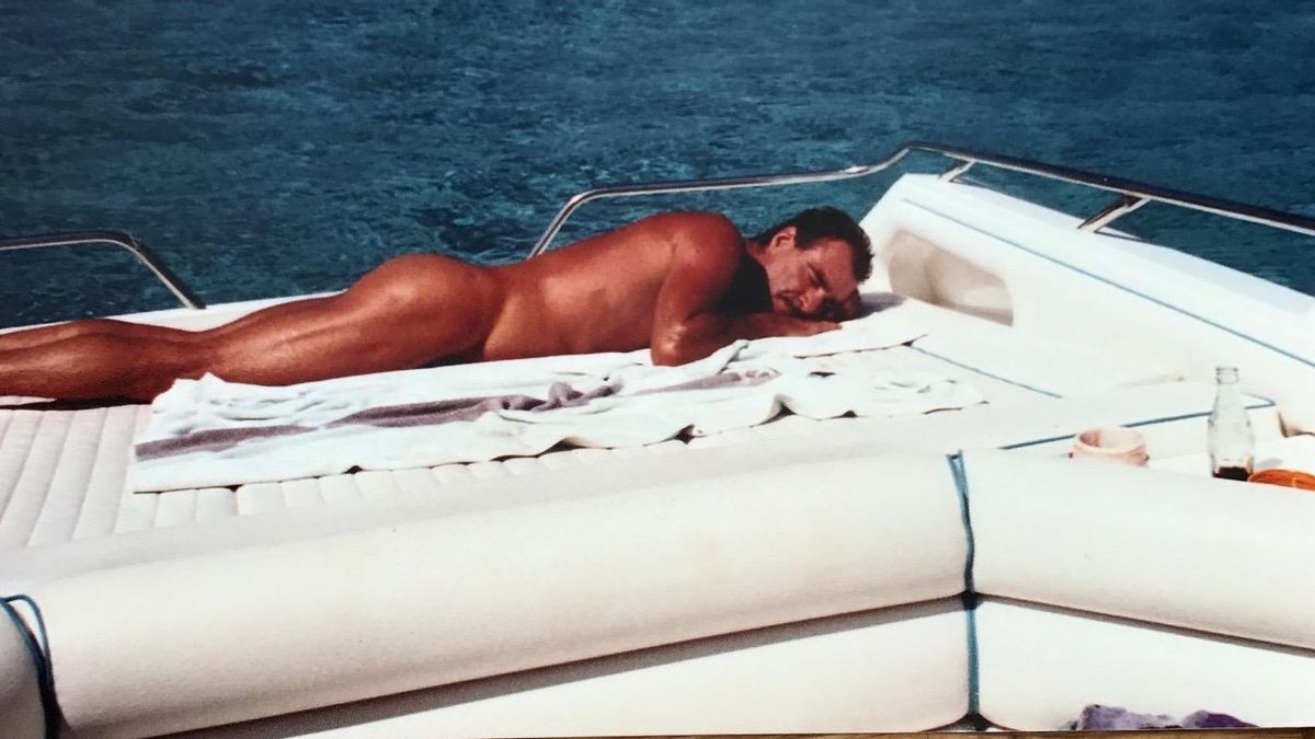 Tony Pike tomando el sol en su barco.