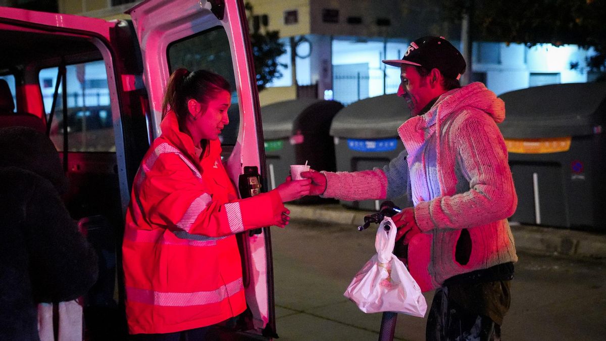 Personas sin hogar reciben ayuda de Cruz Roja en Córdoba.