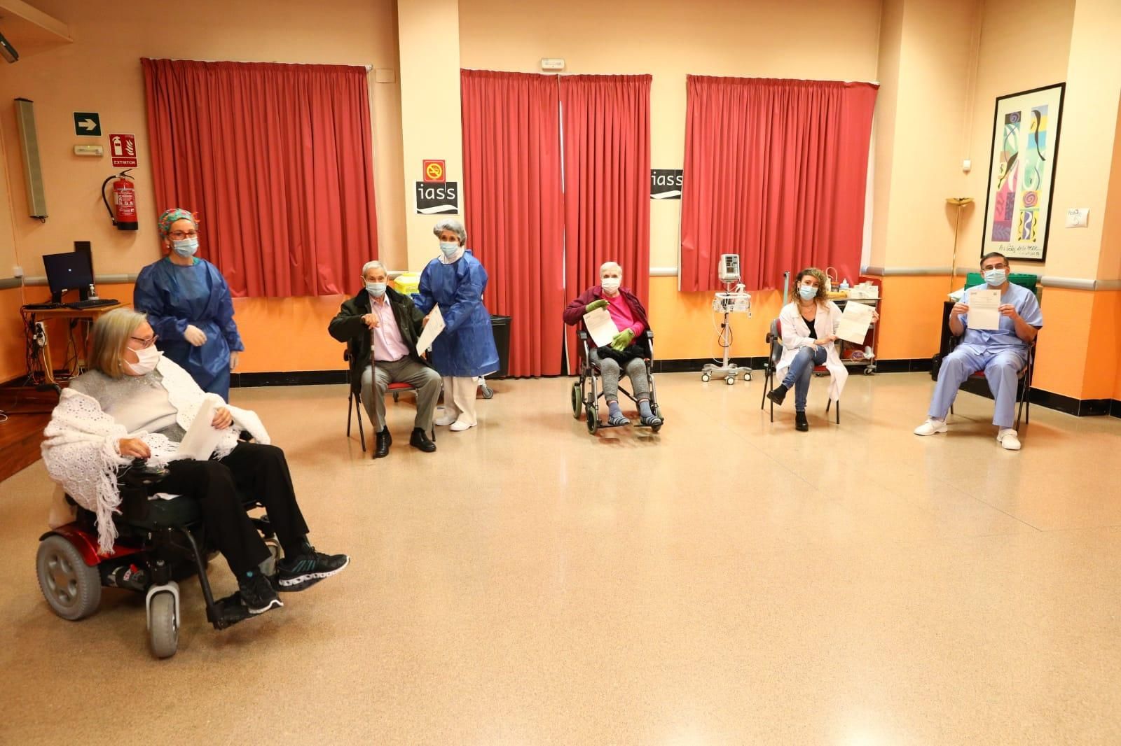 Los tres residentes y los trabajadores del centro residencial que han recibido la vacuna, con su certificado