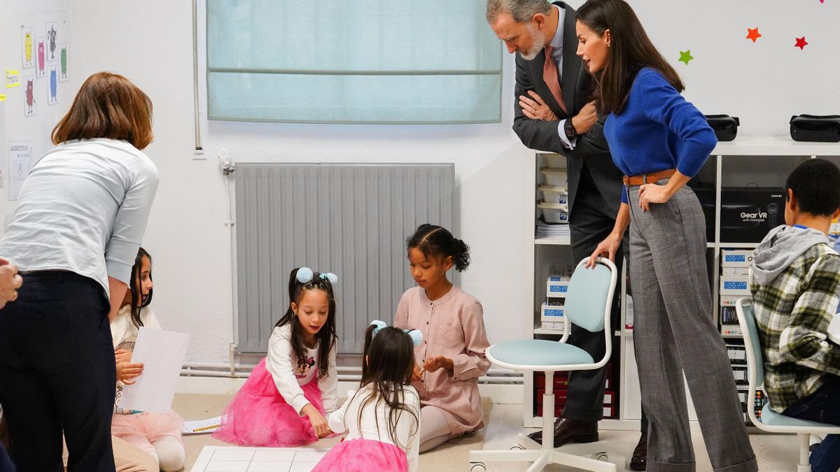 Los reyes de España, Felipe VI y Letizia visitan el colegio Gumersindo Azcárate de León.
