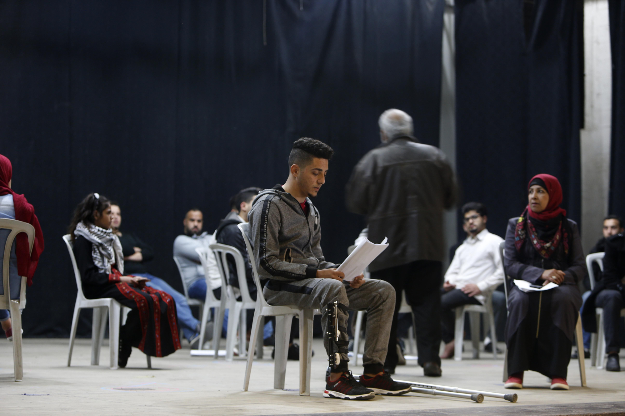 Un músico afortunado. Iyad, un músico de 23 años y actor aficionado (en la imagen, en un ensayo con su grupo amateur de teatro), también recibió un disparo, pero es uno de los pocos afortunados que han logrado salir de la Franja de Gaza para recibir tratamiento. En un hospital de MSF en Amman que se especializa en servicios de cirugía reconstructiva para heridos de guerra de todo Oriente Próximo, se sometió a una cirugía ortopédica y tratamiento para una infección en su hueso. Requirió de un tratamiento de cuatro semanas de antibióticos en una sala de aislamiento.
