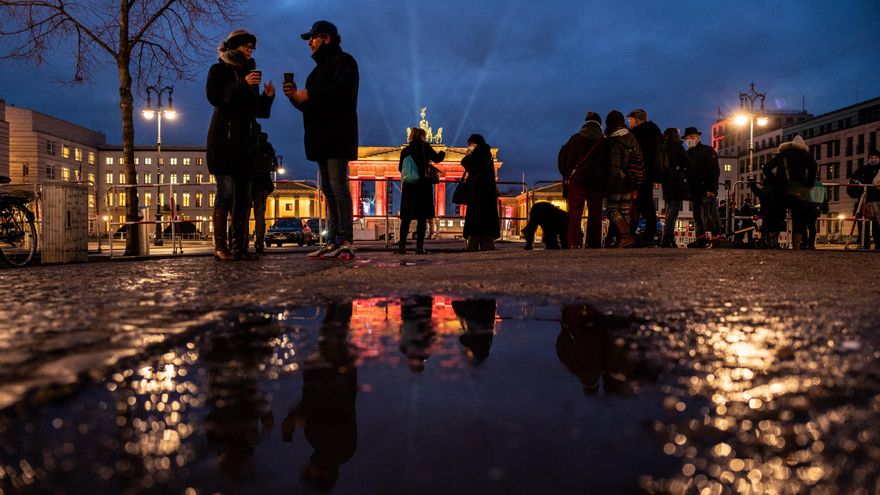 Ciudadanos en las calles de Berlín, el pasado 30 de diciembre. EFE/EPA/FILIP SINGER