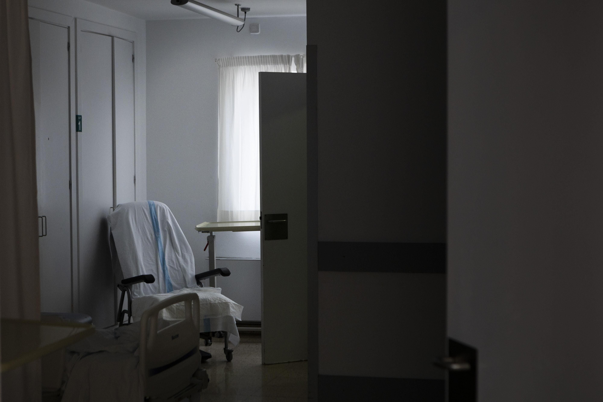 Interior de una de las habitaciones de cuidados paliativos, donde se distingue parte del mobiliario destinado para hacer más cómoda la estancia de los pacientes