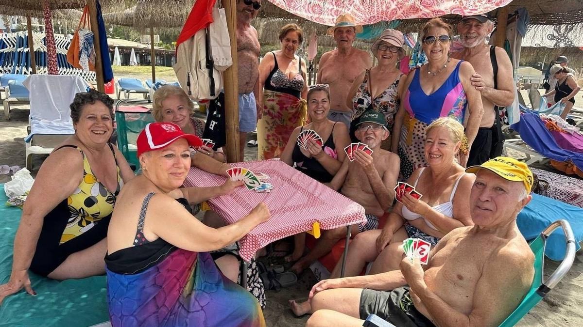 Más de 160 mayores de los centros de participación activa municipales comparten una jornada de playa