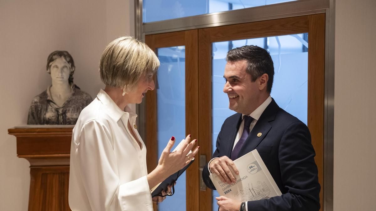 Mikel Jauregi conversa con la portavoz del Gobierno vasco, María Ubarretxena.