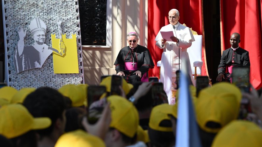 El papa León XIV habla durante un encuentro con jóvenes y catecúmenos en la zona frente a la iglesia de Santa Dévota, Mónaco, 28 de marzo de 2026. El Papa León XIV realiza un viaje apostólico a Mónaco. (Papa) EFE/EPA/ETTORE FERRARI