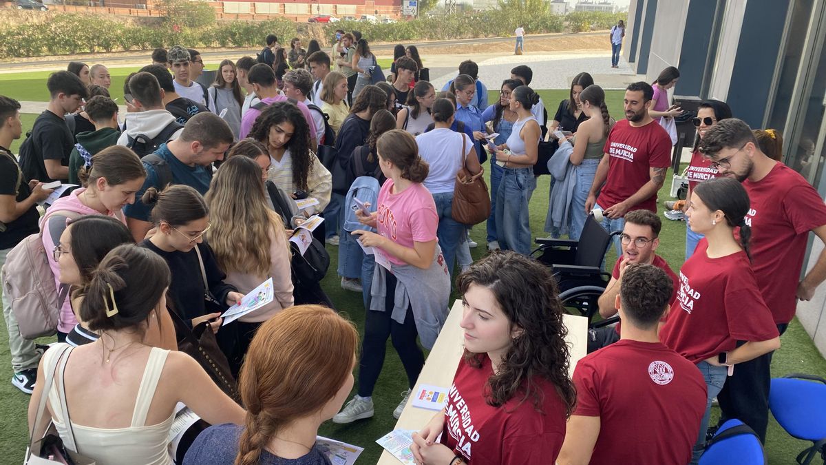 Mesa informativa sobre diversidad funcional, el curso pasado