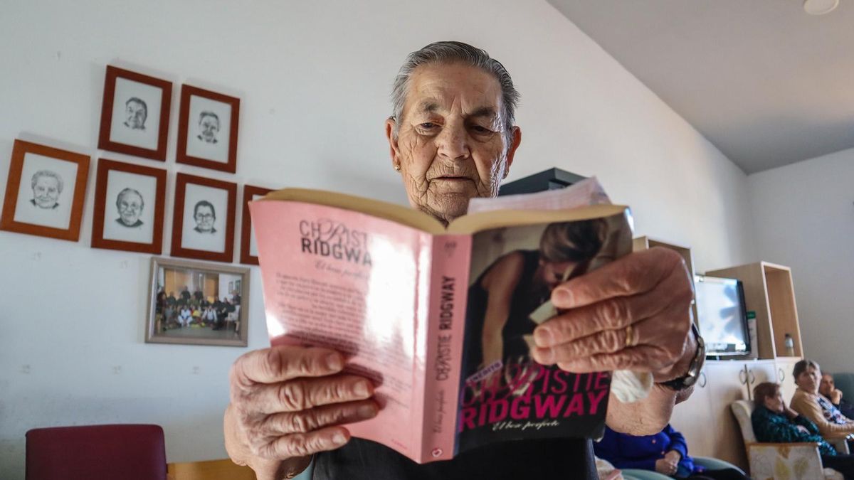 Herminia Sansón, con la novela de amor que está leyendo actualmente