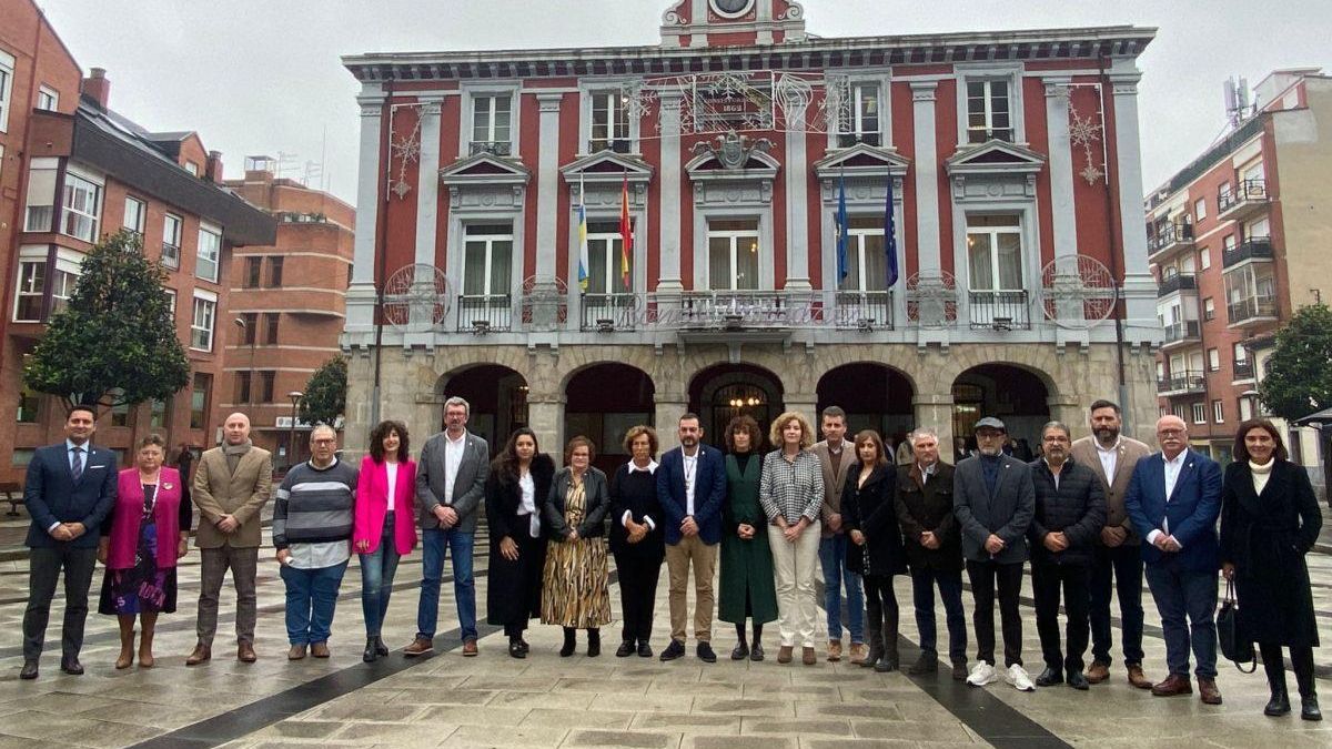 Imagen de archivo de los miembros de la corporación de Mieres tras el nombramiento de Manuel Ángel Álvarez como alcalde, en noviembre de 2023.