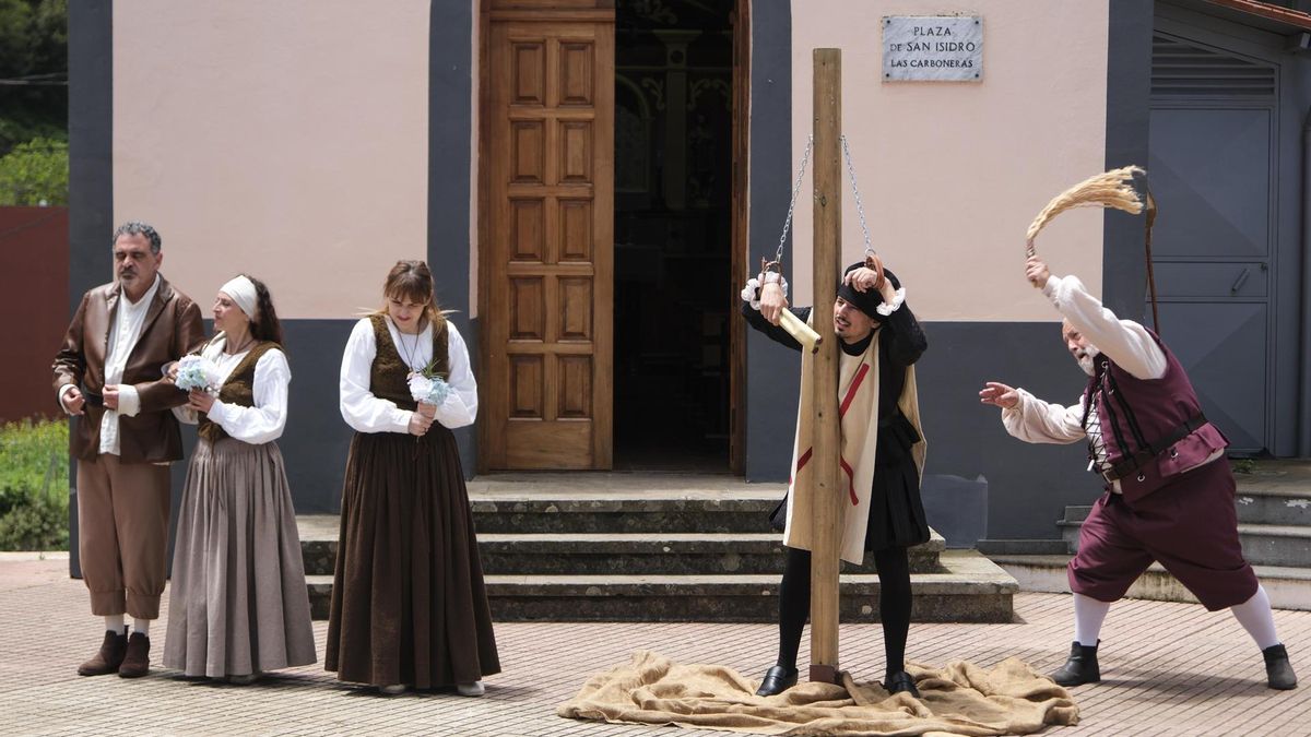 La compañía Burka Teatro, junto con el historiador y divulgador Nestor Verona, interpretan la obra 'La Laguna, la picota y con el mazo dando' este domingo en la localidad tinerfeña de Las Carboneras.