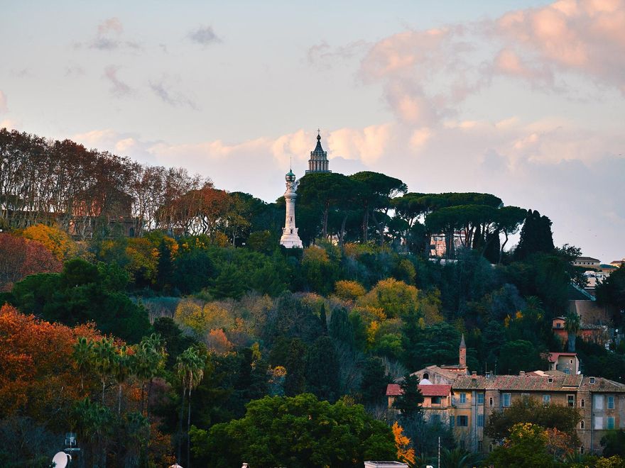 Faro del Gianicolo en lo alto del Orto Botanico de Roma.