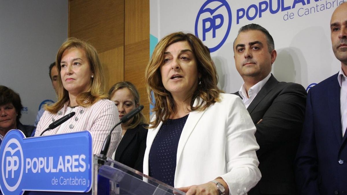 Buruaga junto a sus afines en la sede del PP.