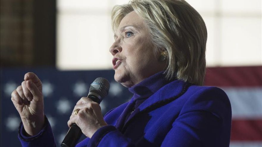 Clinton difunde mensajes en español para captar el voto latino