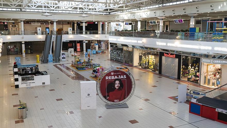 Centro comercial cerrado como consecuencia de las restricciones por la COVID en Cantabria.