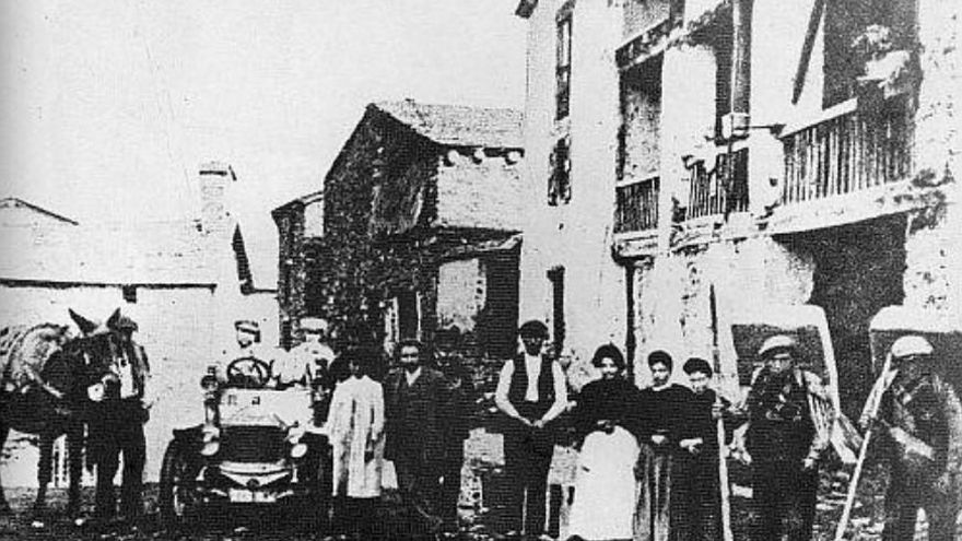 En esta fotografía, tomada entre 1910 y 1930 en Soldeu (Andorra) se puede ver a dos contrabandistas en la derecha de la imagen con fardos de tabaco a sus espaldas. La actividad se veía como algo normal que se hacía a plena luz del día.