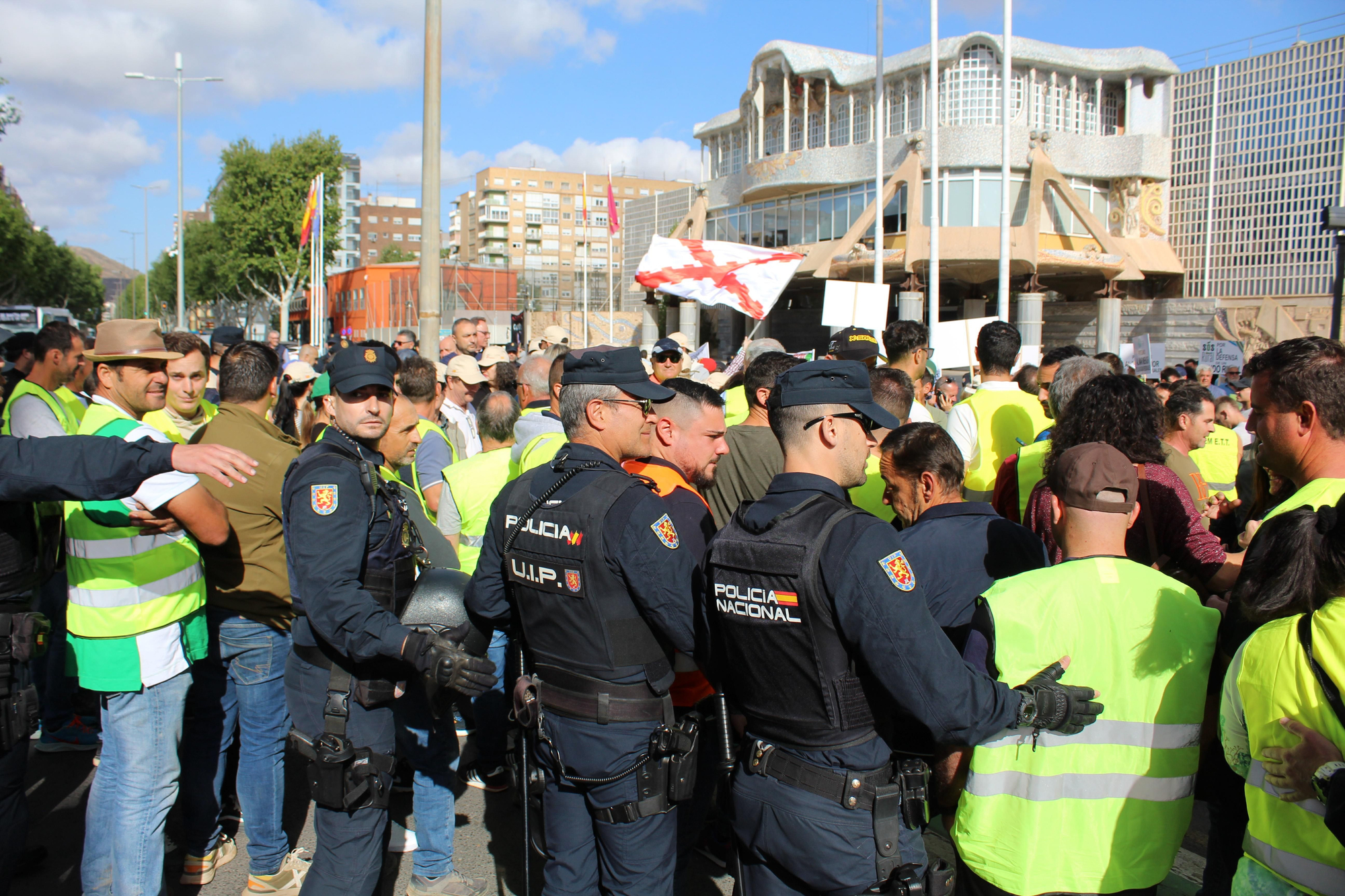 La Policía Nacional intenta reagrupar a los manifestantes para que liberen la avenida