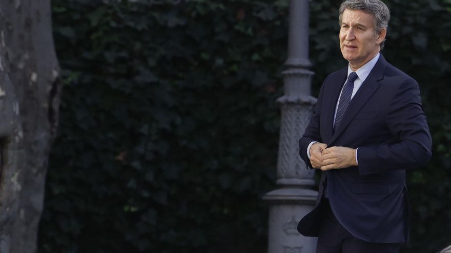 Feijóo pide que el rey emérito vuelva a España tras la desclasificación de los papeles del 23F: "Contribuyó a sostener nuestra democracia"