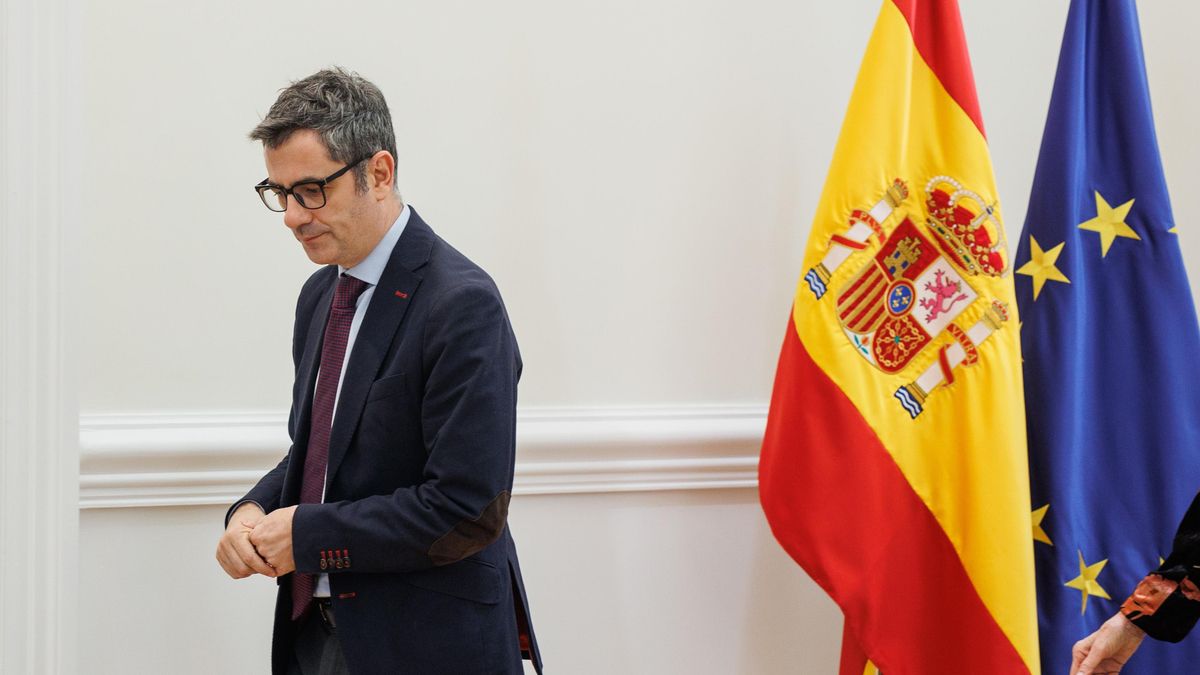 El ministro de la Presidencia, Justicia y Relaciones con las Cortes, Félix Bolaños, durante una reunión con la presidenta del Consejo General de la Abogacía Española, Victoria Ortega, durante una reunión, en el Palacio de Sonora, a 28 de diciembre.