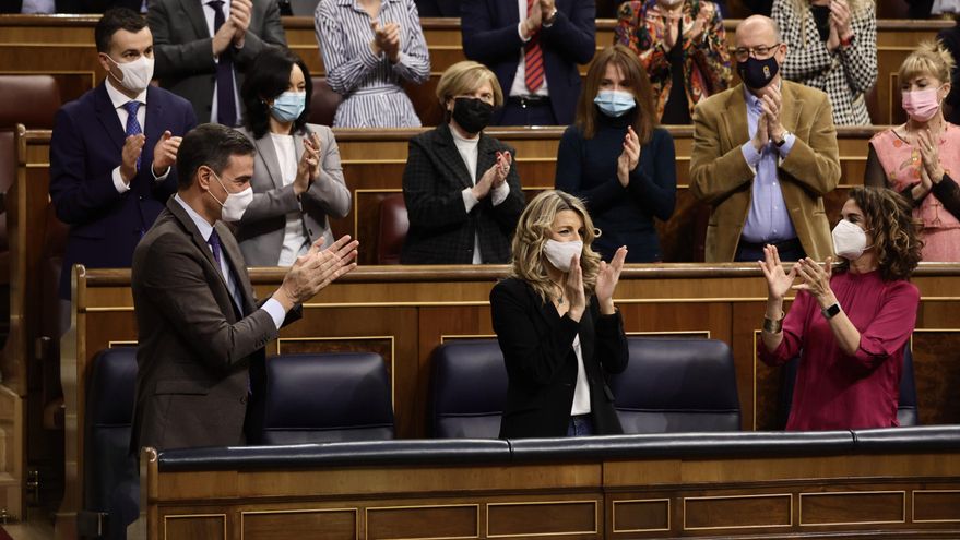 (I-D) El presidente del Gobierno, Pedro Sánchez; la vicepresidenta segunda del Gobierno y ministra de Trabajo y Economía Social, Yolanda Díaz; y la ministra de Hacienda, María Jesús Montero, aplauden en una sesión plenaria en el Congreso de los Diputados, a 3 de febrero de 2022, en Madrid (España). Durante el pleno, han abordado, entre otras cuestiones, el debate y votación de la reforma laboral. Una leer más reforma que, según el Ejecutivo central, permite mejorar las condiciones de los trabajadores, y da seguridad jurídica a las empresas. El Gobierno tiene a su alcance la mayoría suficiente para lograr la convalidación del decreto ley sin necesidad de modificarlo gracias a los votos de Ciudadanos, UPN y PDeCat.