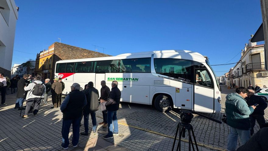 Autobús fletado para trasladar a familiares de afectados desde el Centro de Mayores de Adamuz al Centro Cívico Poniente Sur de Córdoba.