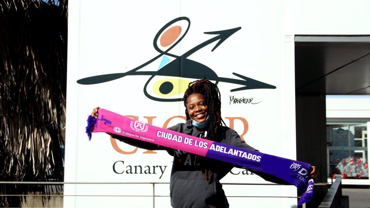 Sarah Imovbioh posa con la bandera del Ciudad de La Laguna