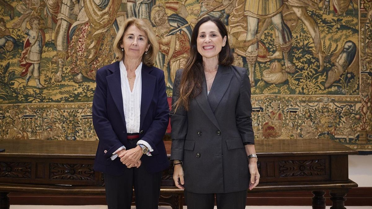 Carmen Adán, este lunes en el Parlamento Vasco, con Bakartxo Tejeria