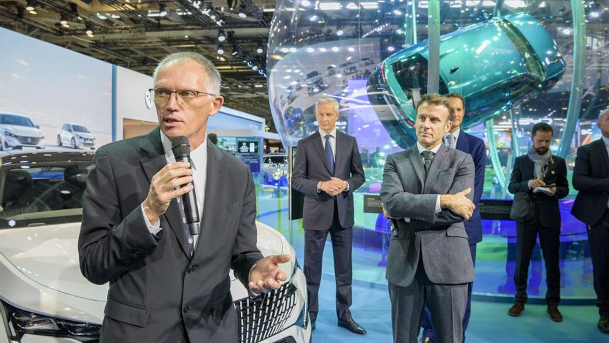 Carlos Tavares, en su alocución en el Salón de París junto al presidente francés, Emmanuel Macron.