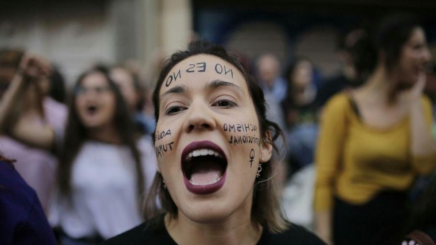 Miles de personas se concentran frente al Ministerio de Justicia en Madrid contra la sentencia de 'la manada'