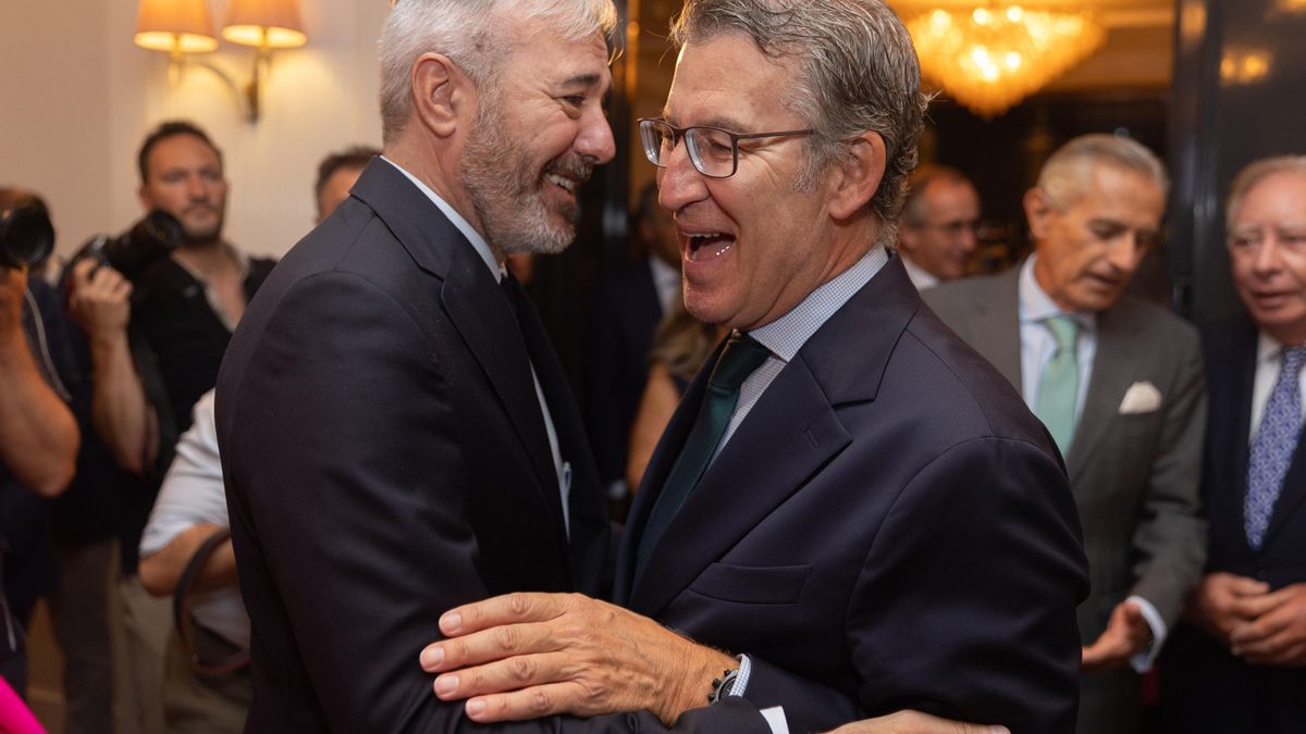 El presidente del Gobierno de Aragón, Jorge Azcón (i) y el presidente del PP, Alberto Núñez Feijóo (d), se saludan a su llegada a un Desayuno Informativo de Europa Press, en el Hotel Roosewood Villa Magna, a 3 de septiembre de 2024, en Madrid (España).