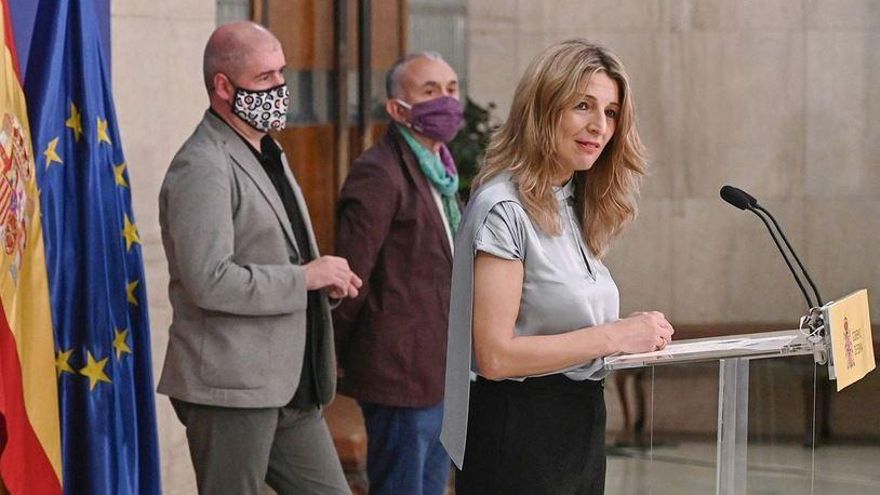 El Gobierno pacta con los sindicatos subir el salario mínimo a 965 euros mensuales desde septiembre