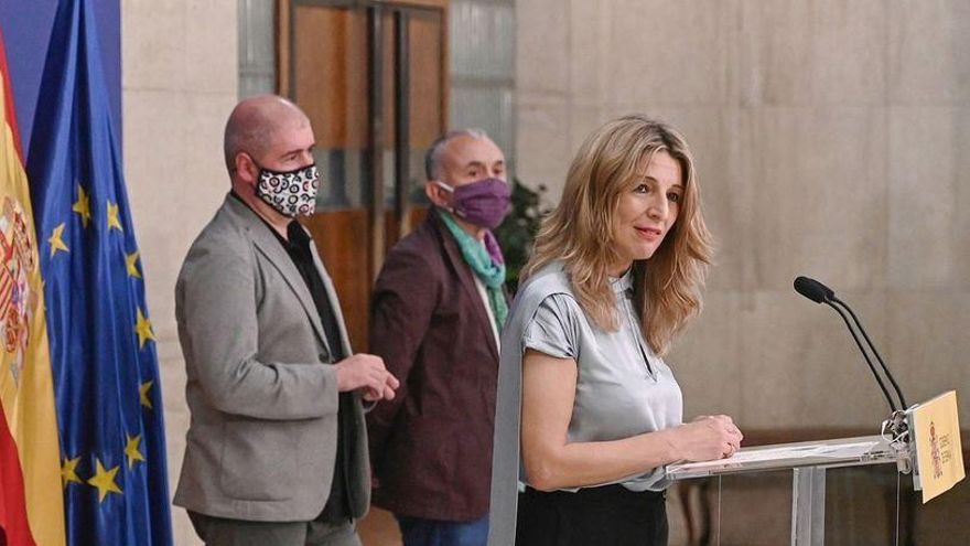 La vicepresidenta y ministra de Trabajo, Yolanda Díaz, con los secretarios generales de CCOO, Unai Sordo (i), y de UGT, Pepe Álvarez (d), en una imagen de archivo.