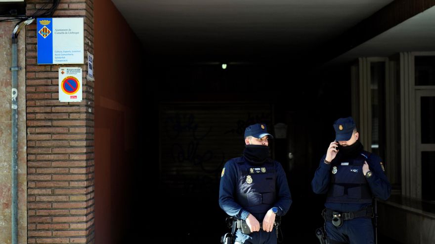 Miembros de la Policía Nacional en el departamento de Deportes del Ayuntamiento de Cornellà de Llobregat (Barcelona) durante los registros que se están produciendo en dicho ayuntamiento y en el Consell Comarcal de L'Esport del Baix Llobregat, en el marco de una operación por presuntas contrataciones irregulares en el consistorio en la que están previstas varias detenciones. EFE/Enric Fontcuberta